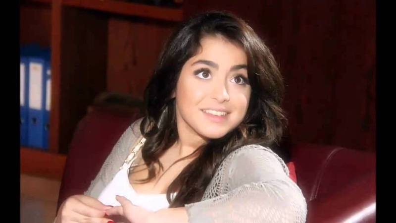 صورة هيا مرعشلي برفقة شقيقتها سيلينا والجمهور يشبهها بوالدتها الراحلة رندة مرعشلي